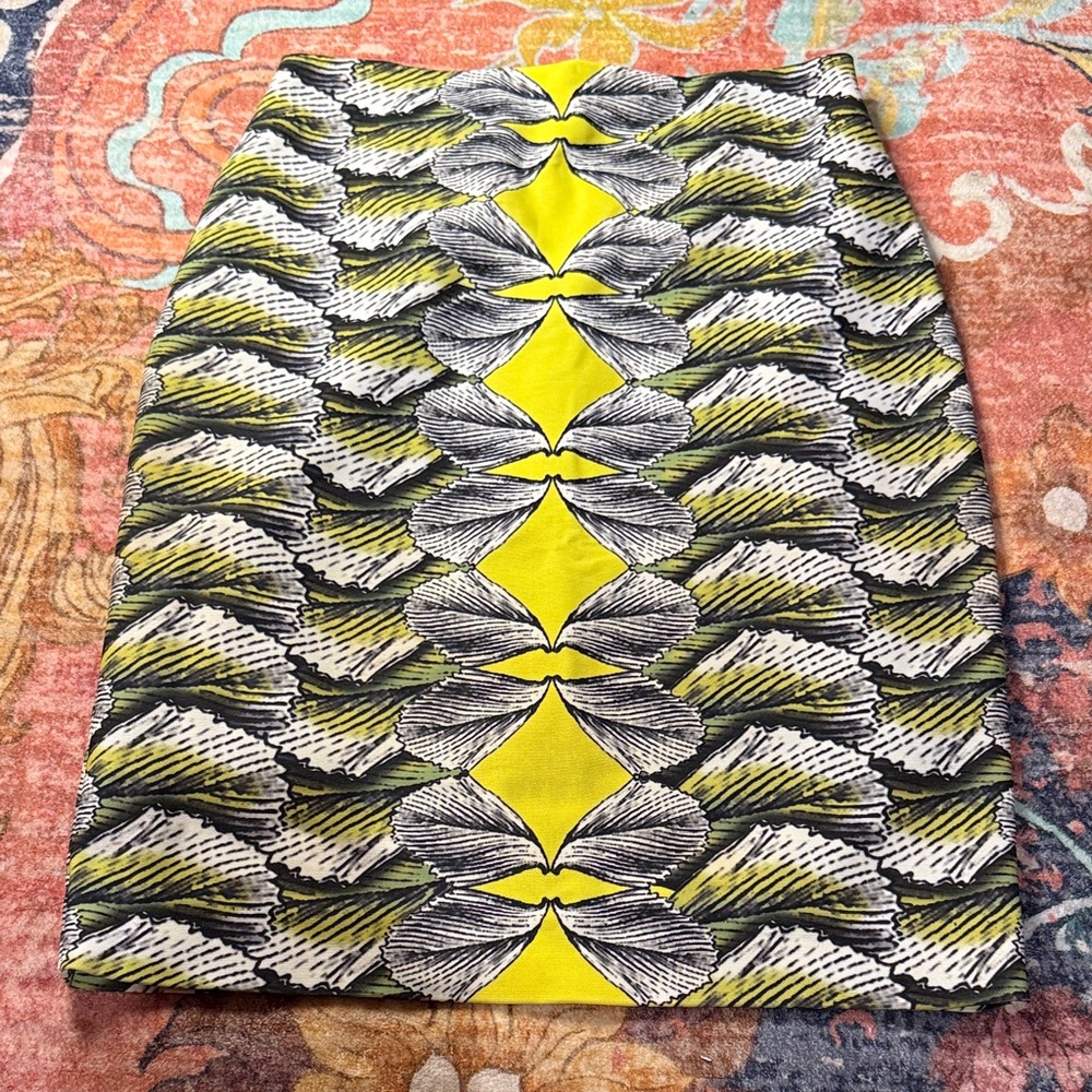 Nicole Miller Yellow and Black Patterned Pencil Skirt. Has stretch